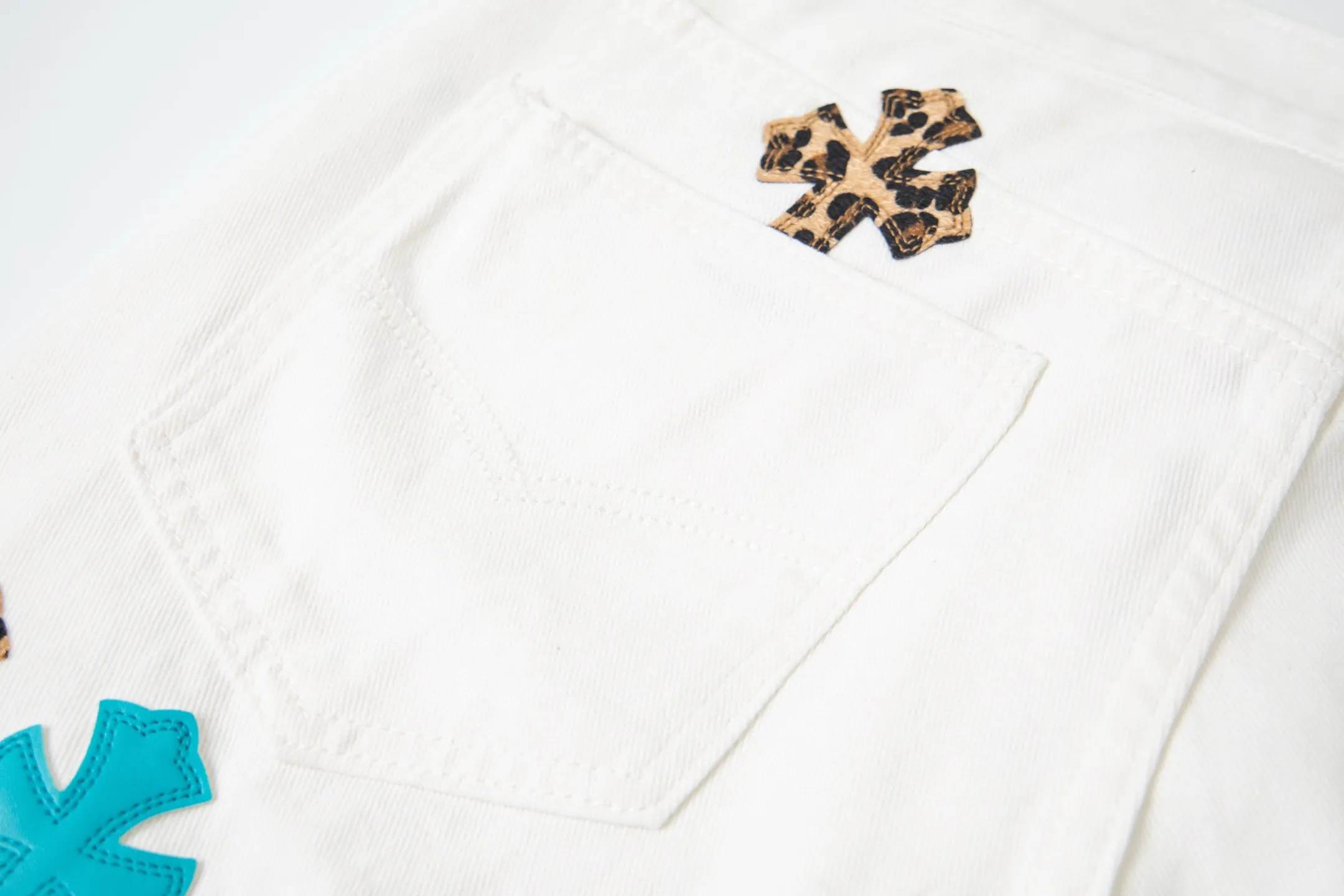 P260 💰 (Top version) Chrome Hearts/Chrome Hearts Classic daytime blue cow series colored leather cross washed color fabric unisex denim trousers Vibe style straight stacked god-level version Carbon fine bias denim color cloth Old vintage complete set of hardware - Chrome Hearts white cow series The high version uses high-ounce custom fabrics, fermentation washing and soft color fixation, soft and thick to wear, the details are all made by hand-polished craftsmanship, all-over printed jacquard fabric Unique design style. Through multiple processes to create a full retro feel. Unique niche non-contrast shirt. Customized distressed spray-painted buttons. Craftsmanship in every detail. Color: blue leather leopard print. Size: 28-30-32-34 (corresponding to S-M-L-XL)